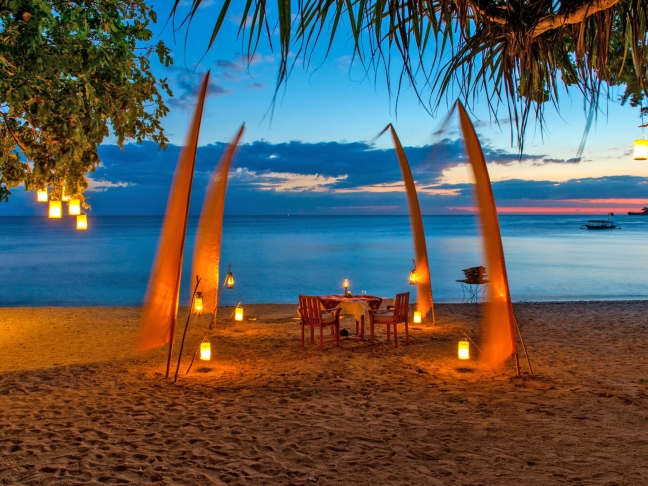 43p-amanwana,-indonesia--–-beach-dining-at-dusk_office_1606